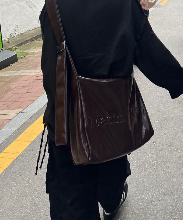 Matin Kim logo ショルダーバッグ burgundy MUSINSA | MATIN KIM EMBOSSED LOGO LEATHER SHOULDER BAG IN