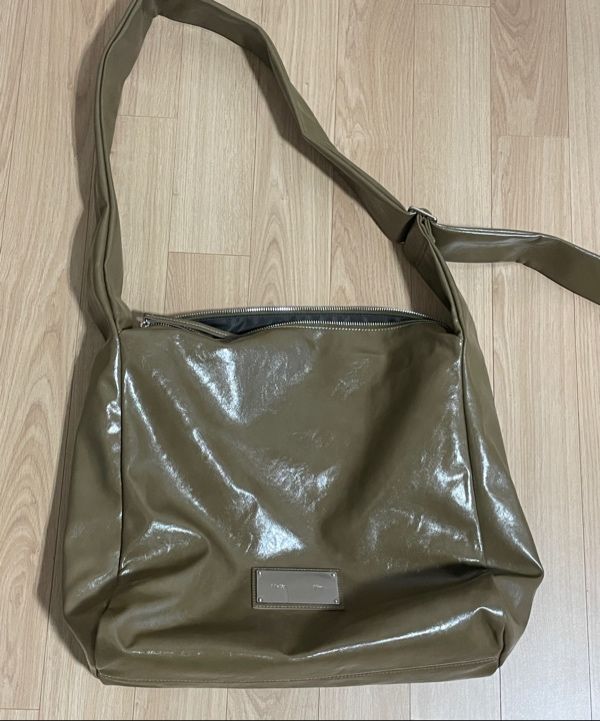 ★MATIN KIM ★EMBOSSED LOGO LEATHER SHOULDER BAG MATIN KIM【送料込】EMBOSSED LOGO LEATHER SHOULDER BAG (Matin