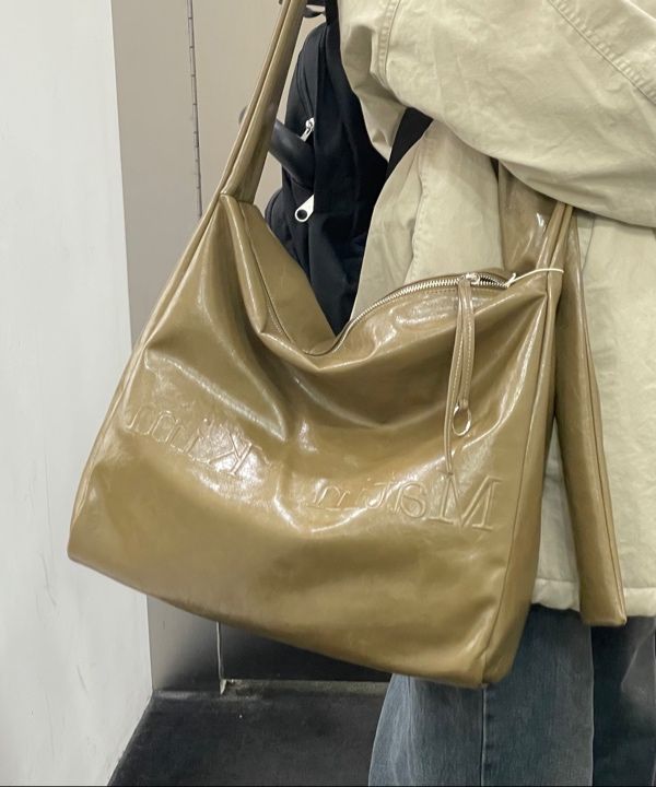 【Matin Kim】EMBOSSED LOGO SHOULDER BAG Matin Kim] EMBOSSED LOGO LEATHER SHOULDER BAG IN KHAKI 正規