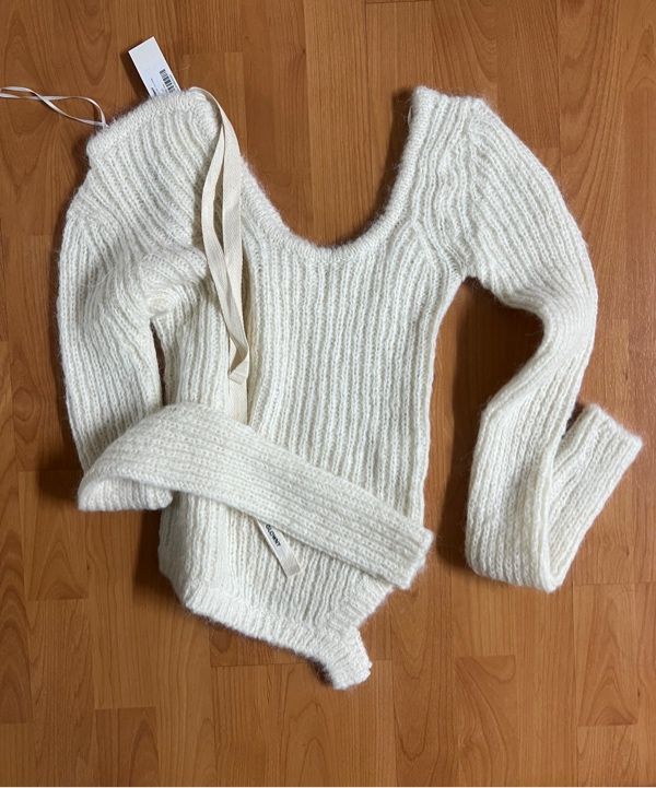 MUSINSA公式 | GLOWNY ISA ASYMMETRICAL KNIT TOP (CORN)