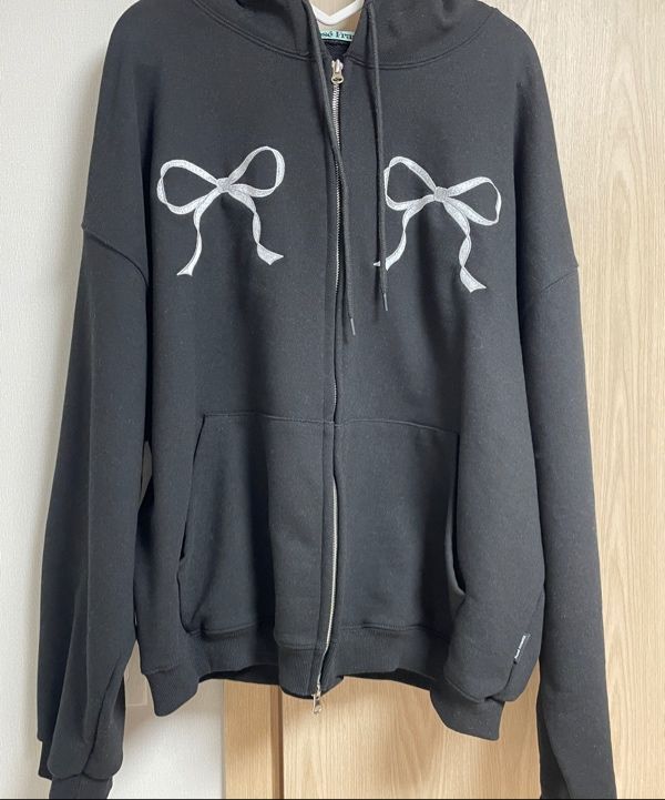 MUSINSA | ROSÉ FRANTZ Sketch Ribbon Hood Zip-up [Black]