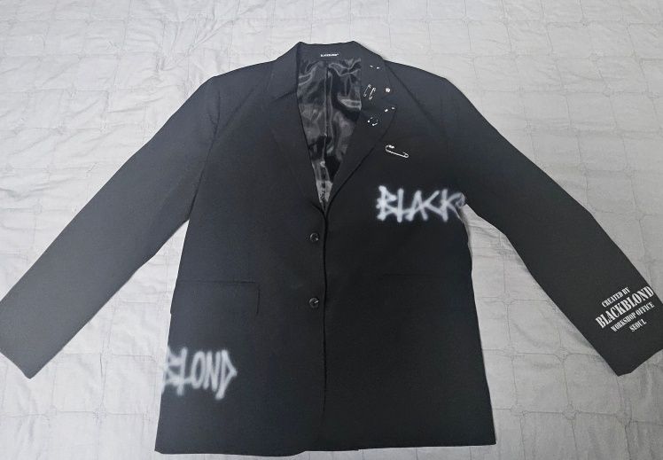 MUSINSA | BLACKBLOND Vivid Graffiti Logo Piercing Blazer (Black)