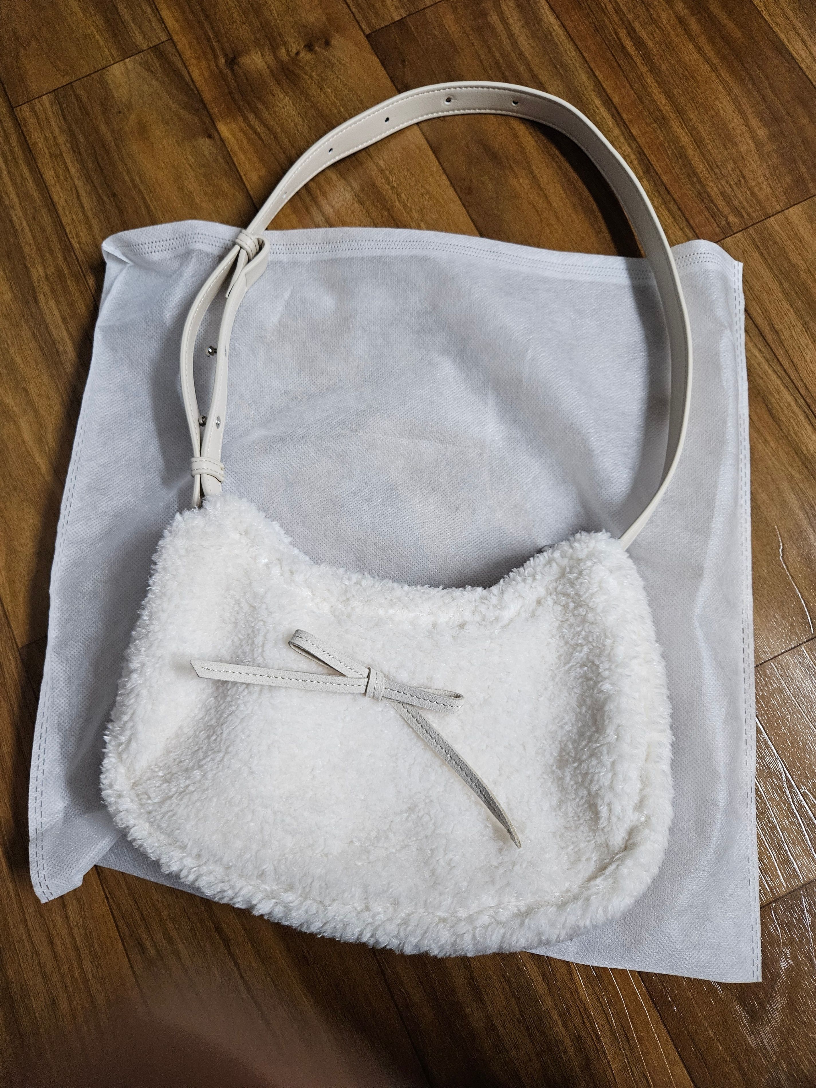 ★COVERNAT WOMAN★ Cloverheart Fluffy Bucket Bag Ivory CO240 MUSINSA | COVERNAT WOMAN Clover Heart Fluffy Bucket Bag Beige