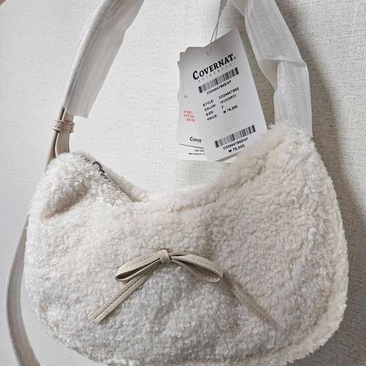 MUSINSA | COVERNAT WOMAN Clover Heart Fluffy Shoulder Bag Beige