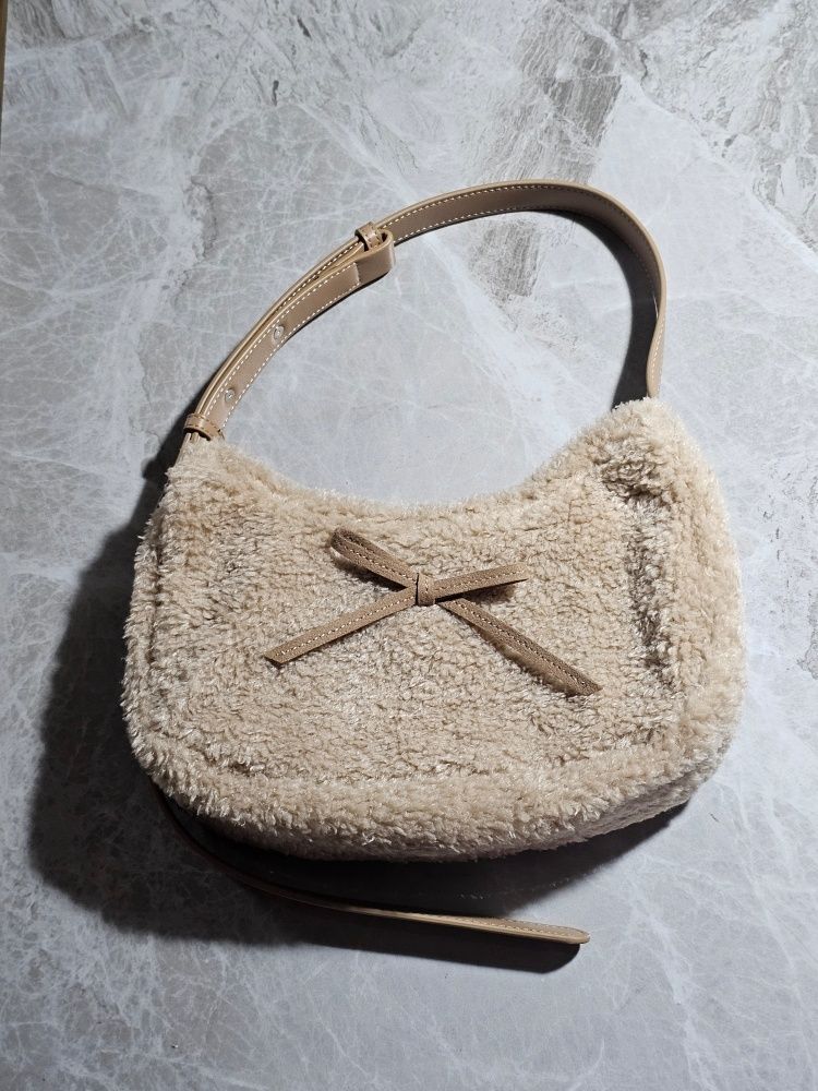 ★COVERNAT WOMAN★ Cloverheart Fluffy Bucket Bag Ivory CO240 MUSINSA | COVERNAT WOMAN Clover Heart Fluffy Bucket Bag Beige