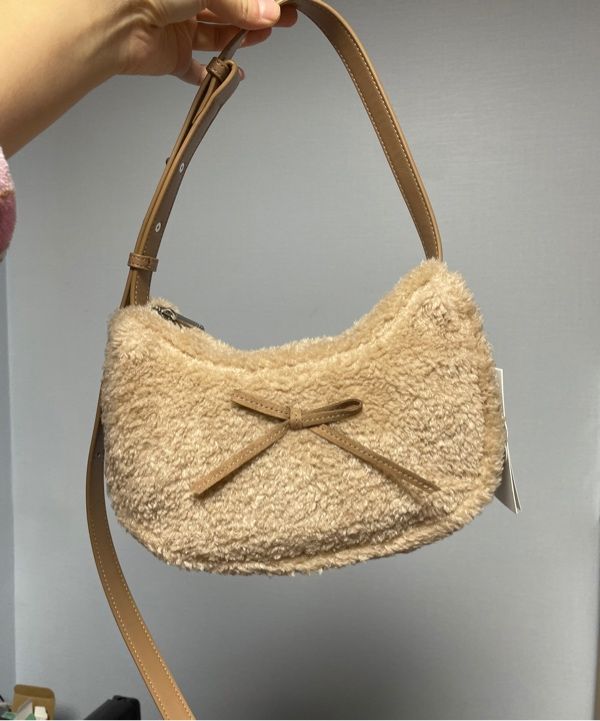 ハンドバッグ [COVERNAT] Clover Heart Fluffy Bucket Bag (2color) MUSINSA | COVERNAT WOMAN Clover Heart Fluffy Bucket Bag Beige