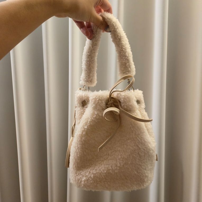 MUSINSA | COVERNAT WOMAN Clover Heart Fluffy Bucket Bag Ivory