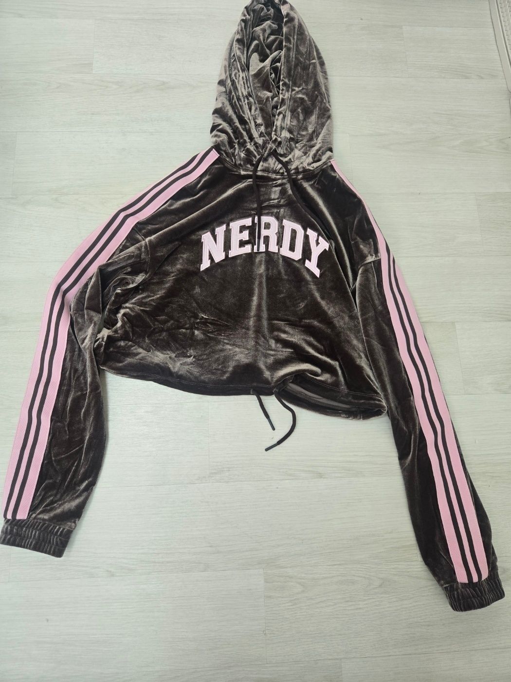 MUSINSA | NDY Women's Velvet Arch Logo Crop Pullover Hoodie (Black