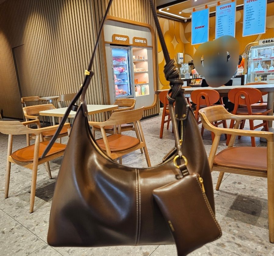 MUSINSA公式 | DEMERIEL Veneta Hobo Bag Medium Wood Brown