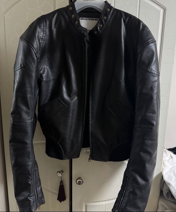 MUSINSA公式 | SCULPTOR Emboss Faux Leather Bomber Black