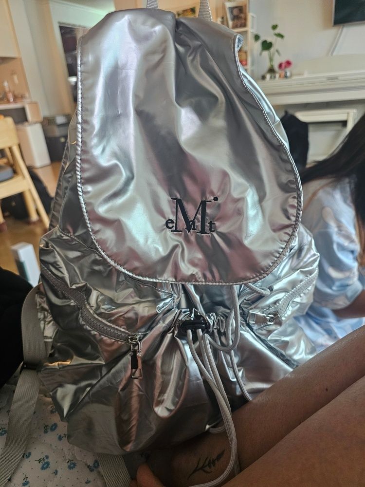 MUSINSA | MUCENT Swan Glossy Backpack Unisex (2 Colors)
