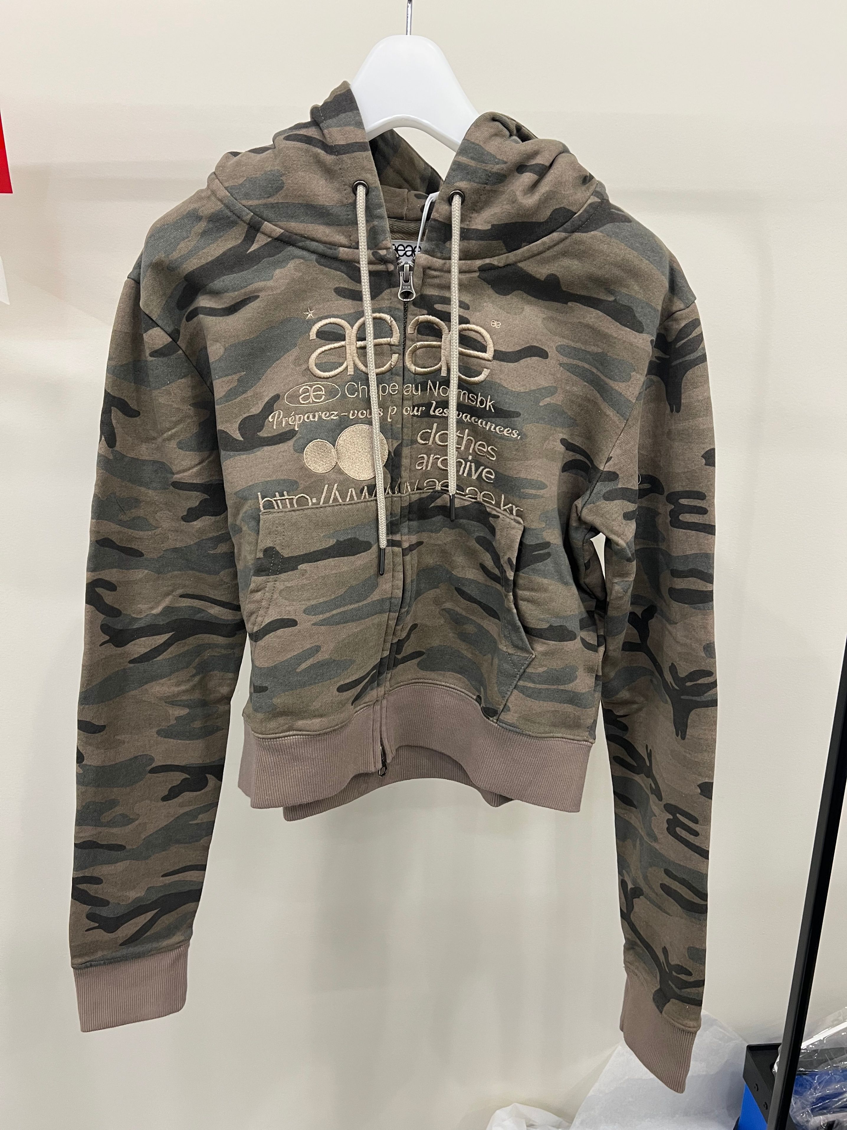 MUSINSA | AEAE WEB LOGO CROP HOOD ZIP UP [CAMO BEIGE]