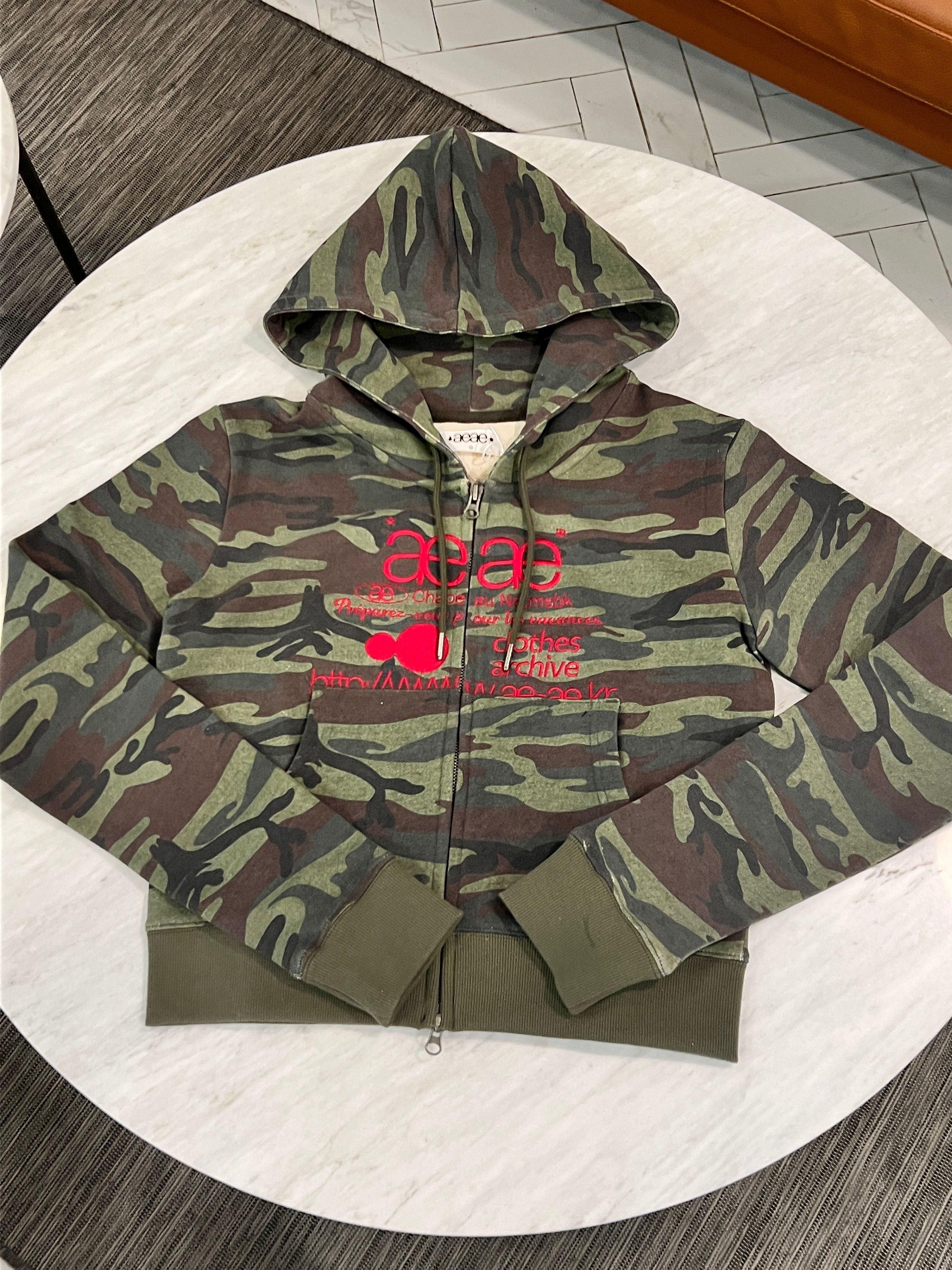 MUSINSA公式 | AEAE WEB LOGO CROP HOOD ZIP UP [CAMO GREEN]
