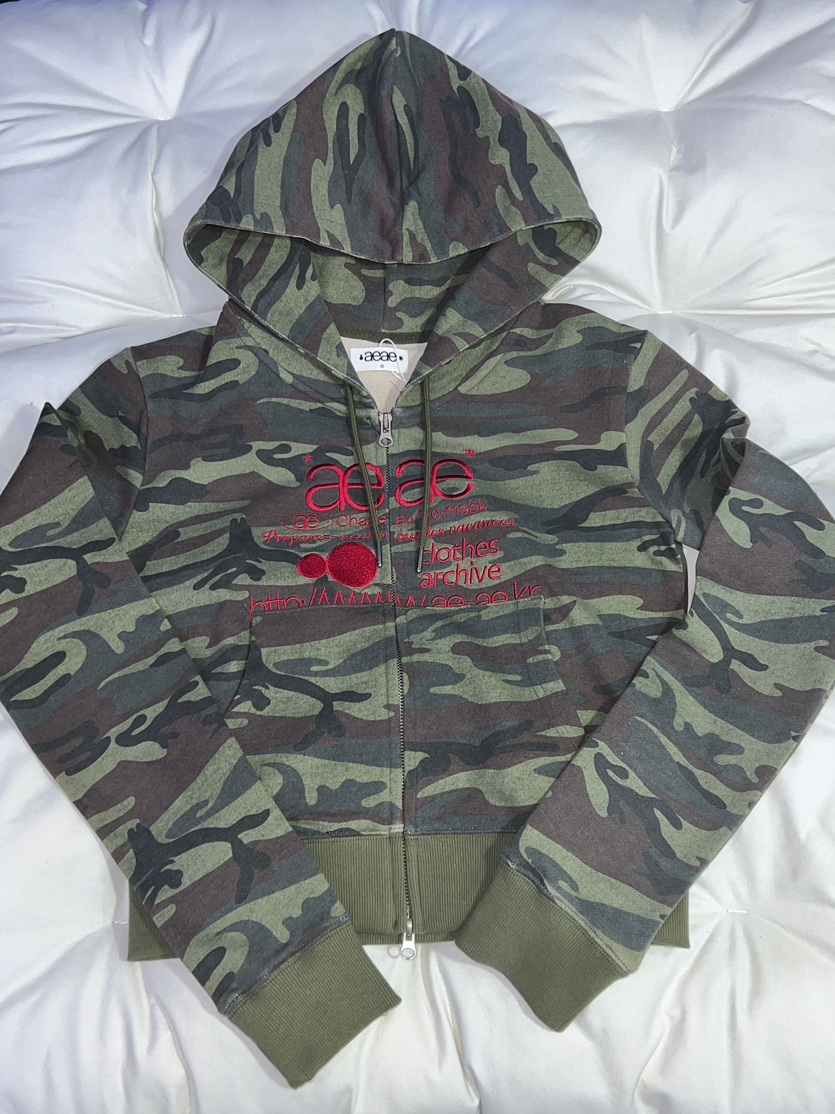 MUSINSA公式 | AEAE WEB LOGO CROP HOOD ZIP UP [CAMO GREEN]