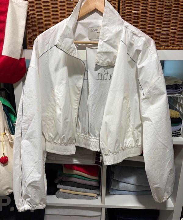 Matin Kim ホワイト マタンコーティングクロップブルゾン MUSINSA | MATIN KIM MATIN COATING CROP BLOUSON IN IVORY