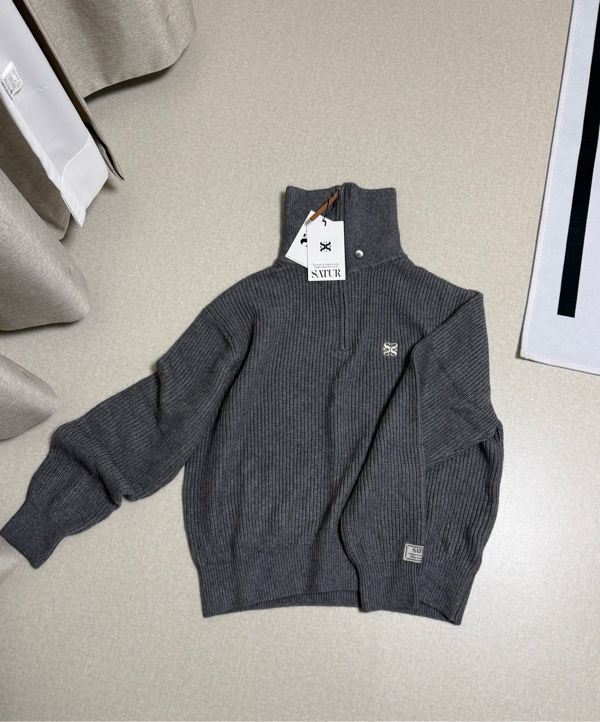 SATUR ボタンアップセーラー ハーフニットジップアップ　チャコール Sサイズ MUSINSA公式 | SATUR ボタンアップセーラー ハーフニットジップアップ