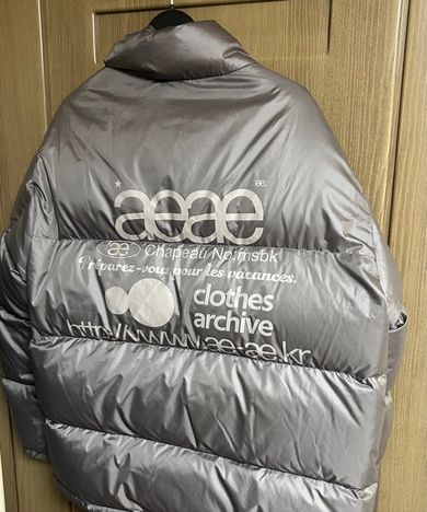 MUSINSA公式 | AEAE WEB LOGO DOWN JACKET [WARM GREY]
