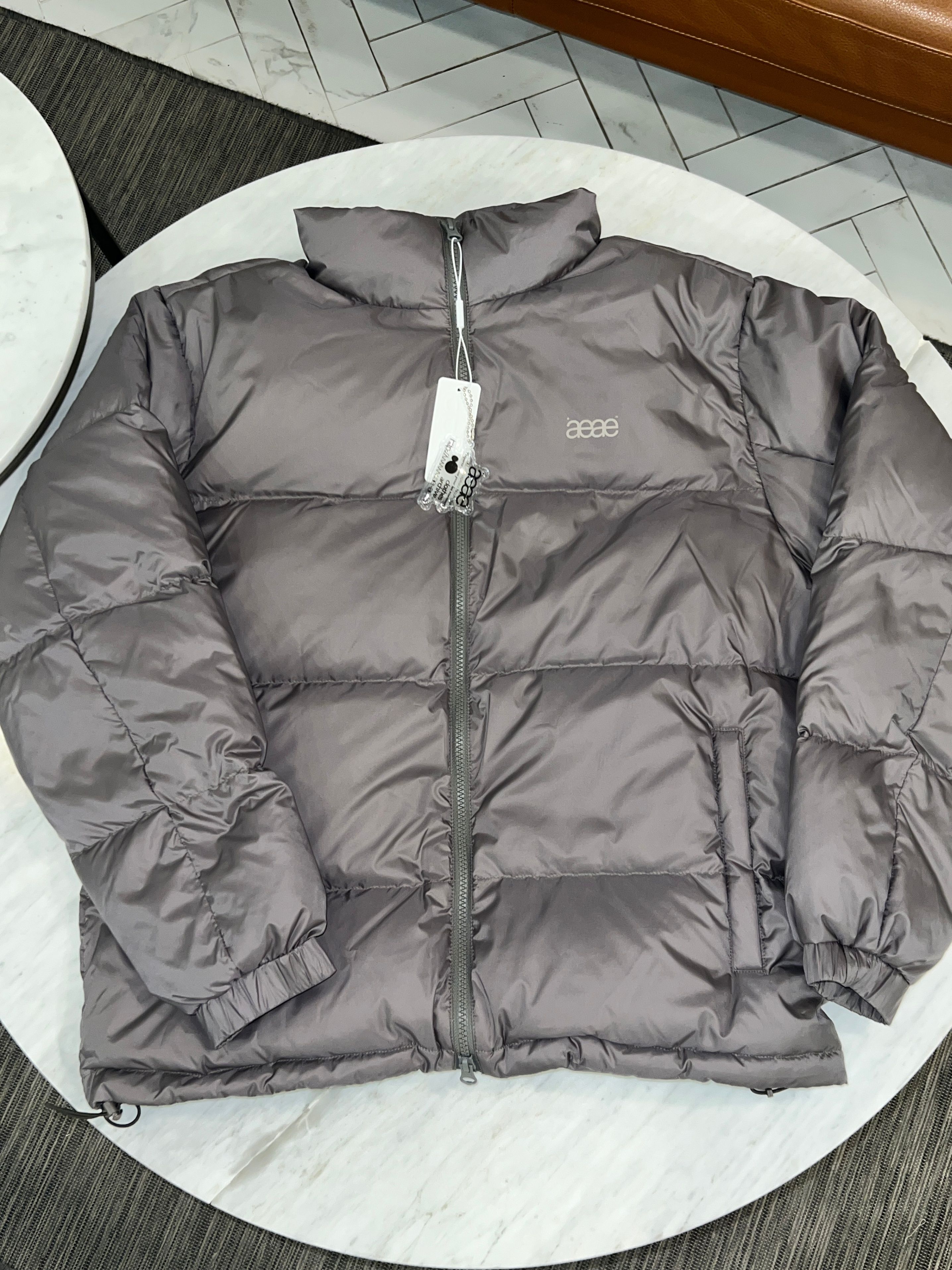 MUSINSA公式 | AEAE WEB LOGO DOWN JACKET [WARM GREY]