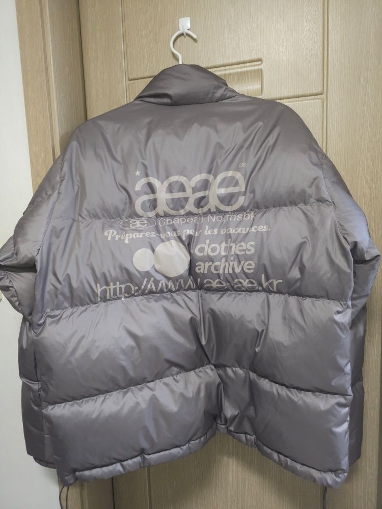 MUSINSA公式 | AEAE WEB LOGO DOWN JACKET [WARM GREY]