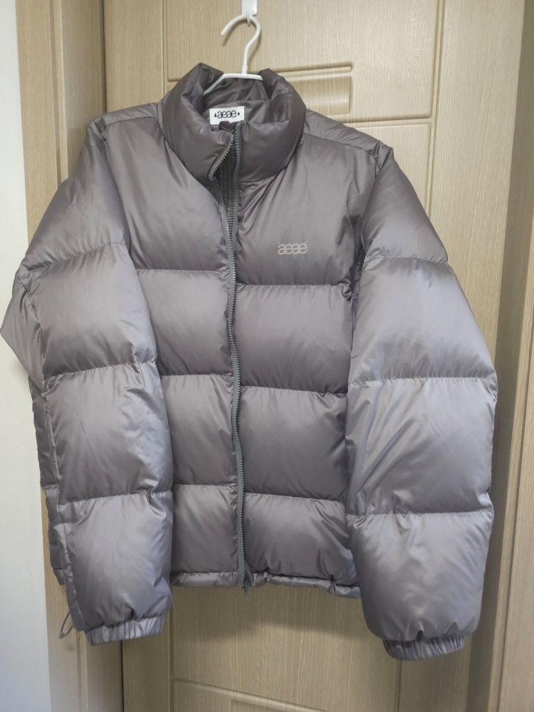 MUSINSA公式 | AEAE WEB LOGO DOWN JACKET [WARM GREY]