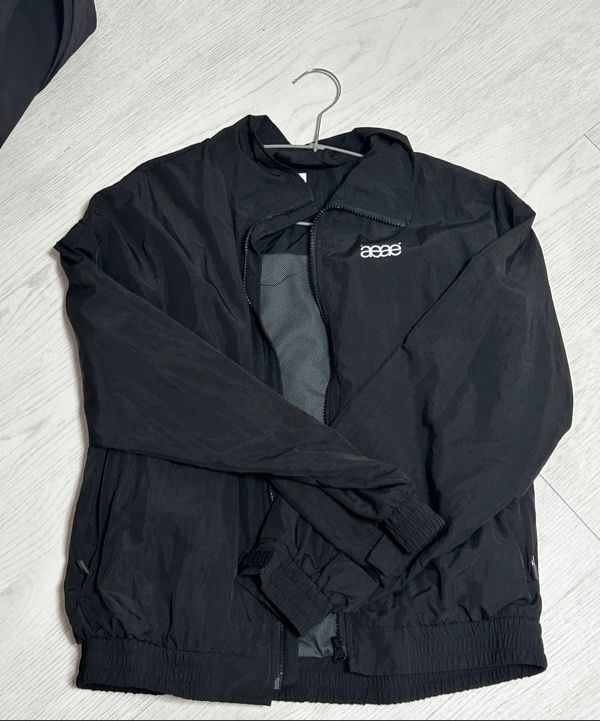 MUSINSA公式 | AEAE WEB LOGO TEAM JACKET [BLACK]