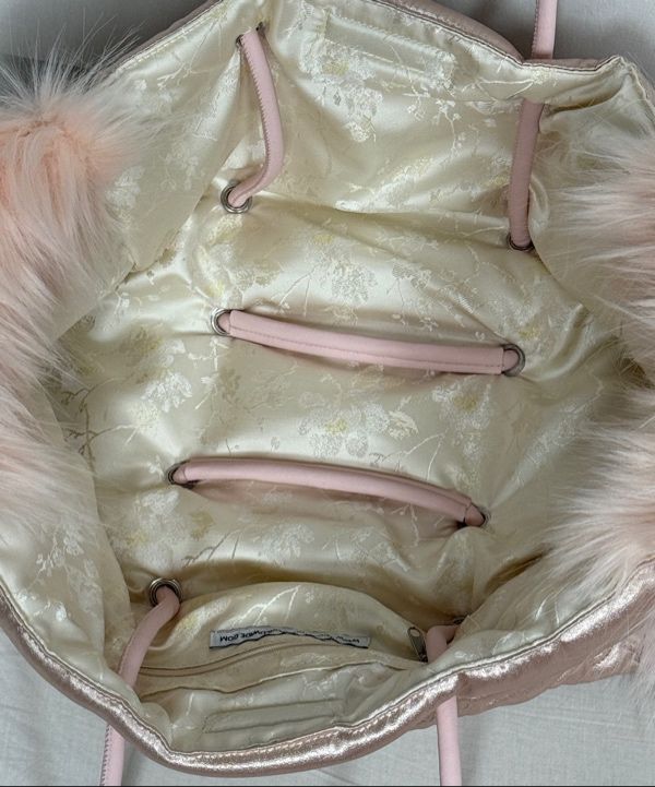 MUSINSA公式 | SCULPTOR Fluffy Slouchy Satin Bag Coral Beige/Pink