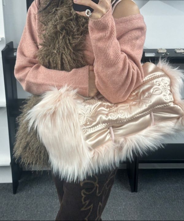MUSINSA公式 | SCULPTOR Fluffy Slouchy Satin Bag Coral Beige/Pink