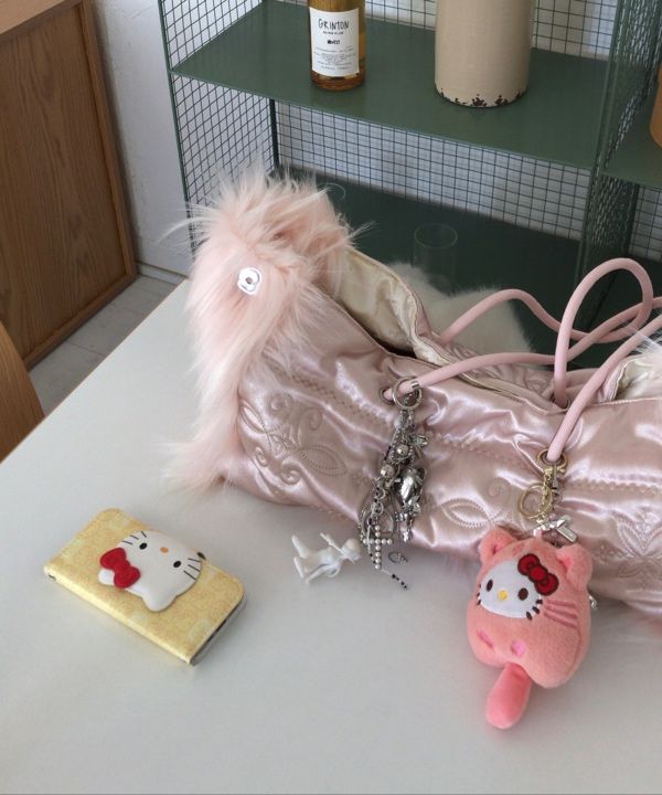 バッグ SCULPTOR Fluffy Slouchy SatinBag coyseio MUSINSA公式 | SCULPTOR Fluffy Slouchy Satin Bag Coral Beige/Pink