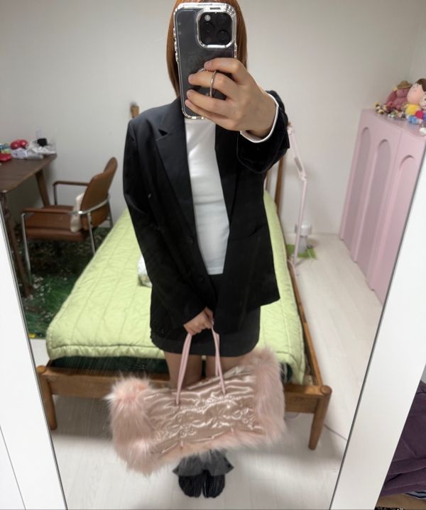 MUSINSA公式 | SCULPTOR Fluffy Slouchy Satin Bag Coral Beige/Pink