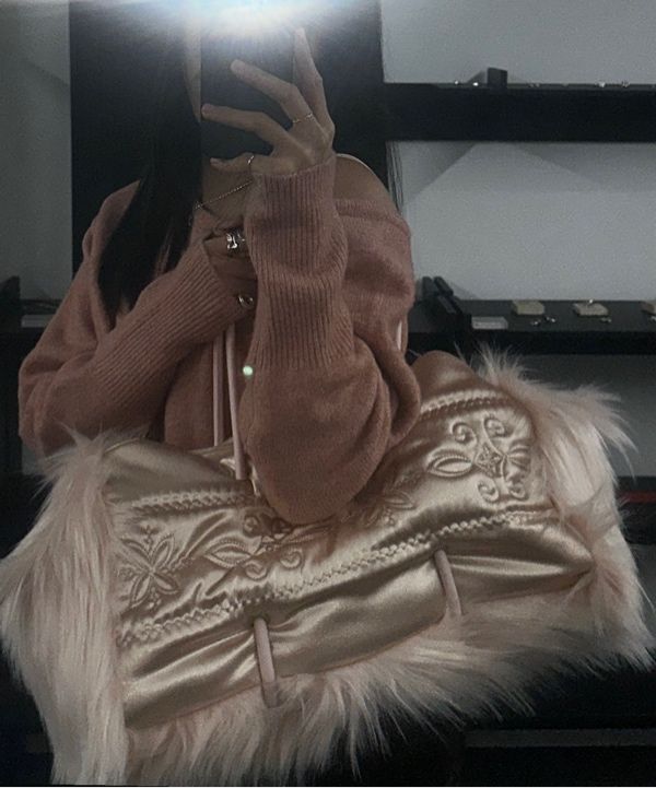 MUSINSA公式 | SCULPTOR Fluffy Slouchy Satin Bag Coral Beige/Pink