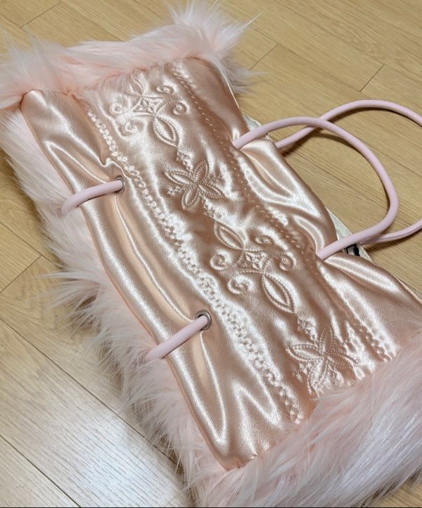 MUSINSA公式 | SCULPTOR Fluffy Slouchy Satin Bag Coral Beige/Pink