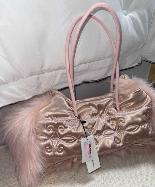 SCULPTOR Fluffy Slouchy Satin Bag ピンク Fluffy Slouchy Satin Bag Coral Beige/Pink – SCULPTOR JAPAN