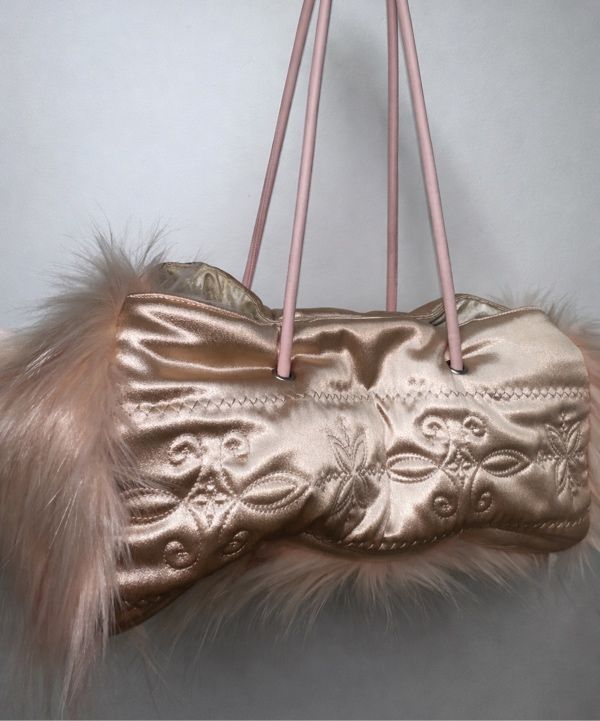 MUSINSA公式 | SCULPTOR Fluffy Slouchy Satin Bag Coral Beige/Pink
