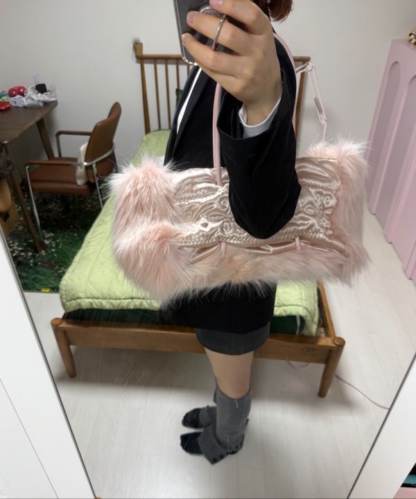 MUSINSA | SCULPTOR Fluffy Slouchy Satin Bag Coral Beige/Pink