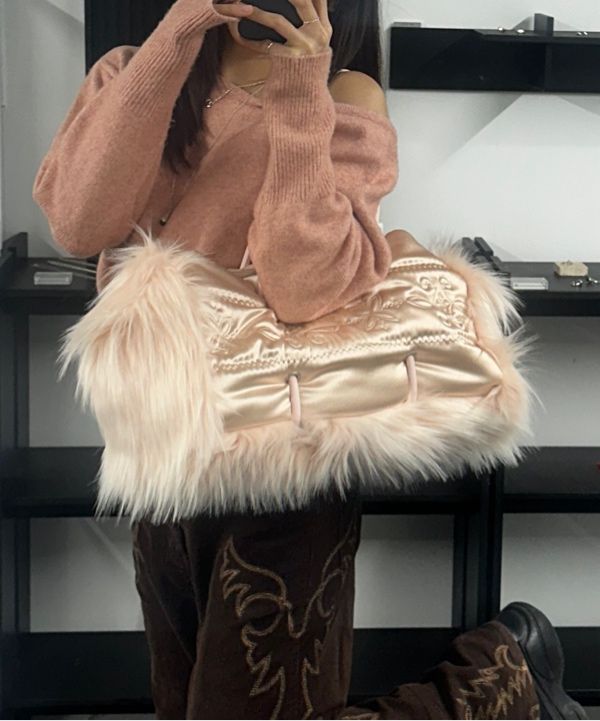 SCULPTOR Fluffy Slouchy Satin Bag ピンク MUSINSA公式 | SCULPTOR Fluffy Slouchy Satin Bag Coral Beige/Pink
