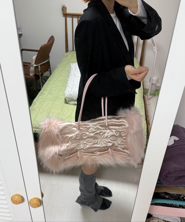 SCULPTOR Fluffy Slouchy Satin Bag ピンク MUSINSA | SCULPTOR Fluffy Slouchy Satin Bag Coral Beige/Pink