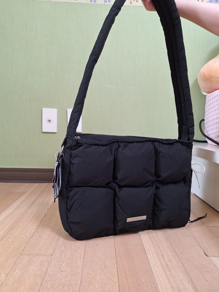 MUSINSA公式 | FALLETT [24SS] Nero Badge Padded Bag Black