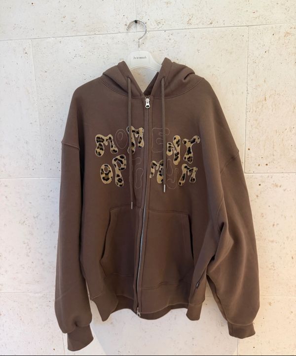 MUSINSA公式 | MOO Leopard Applique Hoodie - Brown