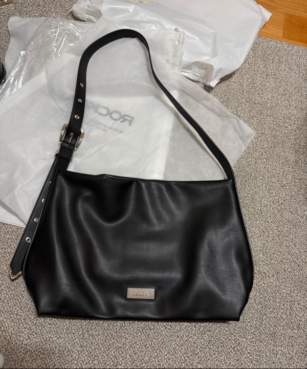 韓国 ベルトバッグ[ROCKCAKE] SQUARE LEATHER BELT SHOULDER BAG MUSINSA | ROCKCAKE Punching Belt Strap Shoulder Bag - Black