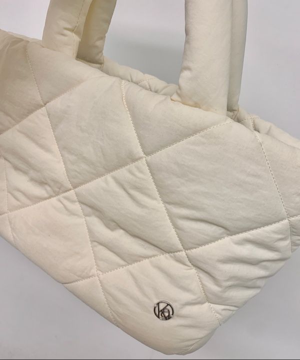 OSTKAKA | Quilted Tote Bag Ivory [正規品/関税込] MUSINSA公式 | OSTKAKA Quilted Tote Bag Ivory