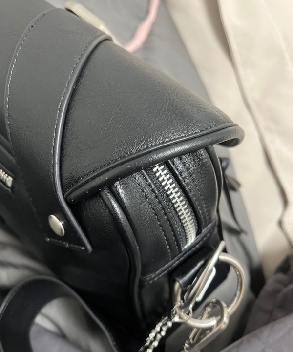 IUGAMAKARAS★韓国★人気★男女兼用★Bumpy Buckle Holster Bag IUGAMAKARAS☆韓国☆人気☆男女兼用☆Bumpy Buckle Holster Bag