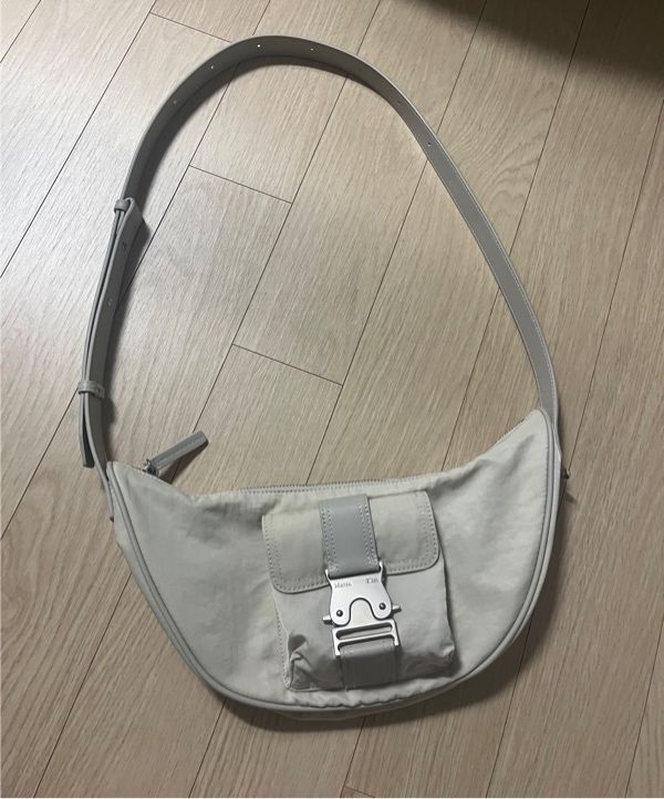 ショルダーバッグ・ポシェット [MATINKIM]buckle hobo bag in light gray 人気☆MATIN KIM ☆BUCKLE HOBO BAG (Matin Kim/ショルダー