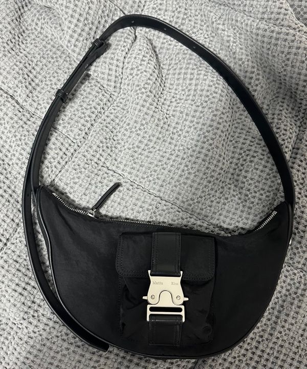 無料配送 ★Matin Kim★ BUCKLE HOBO BAG MUSINSA公式 | MATIN KIM BUCKLE HOBO BAG IN BLACK