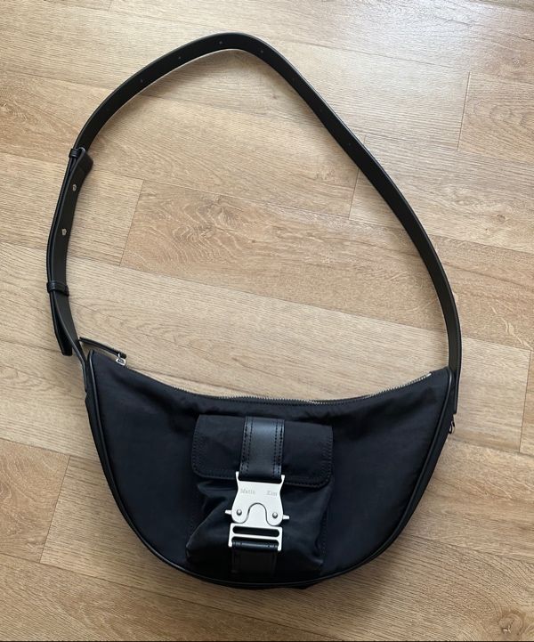 MUSINSA公式 | MATIN KIM BUCKLE HOBO BAG IN BLACK