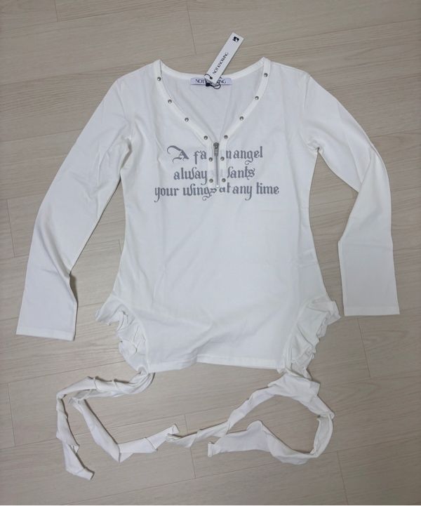 【送料込】 MUSINSA | (WHITE) Top Ruffle V-Neck Stud NOTKNOWING トップス