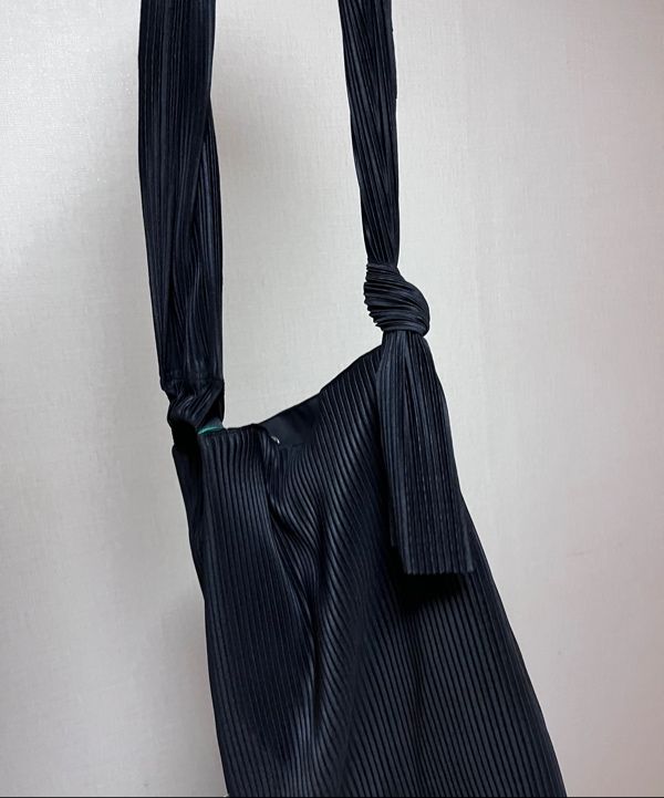 ショルダーバッグ・ポシェット GREEN STUFF Knot box fit shopper bag 58 pleats black MUSINSA公式 | GREEN STUFF knot bag 58 - pleats black
