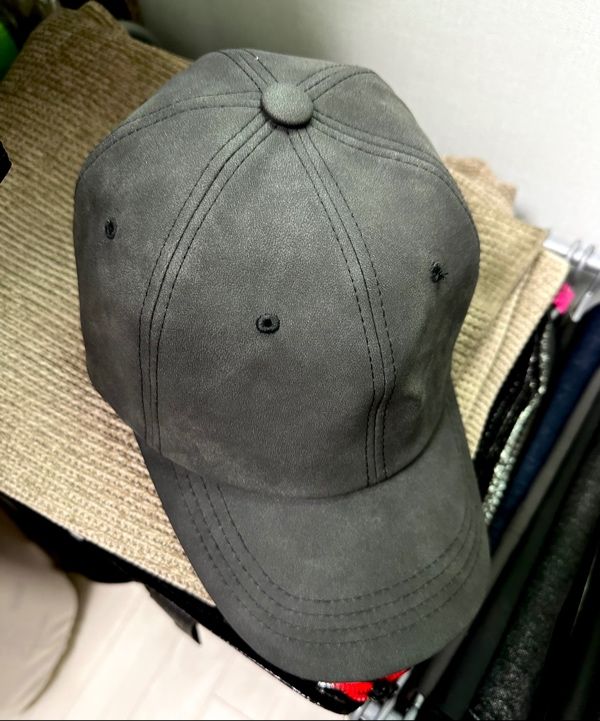 ★VARZAR★ VA stud vegan leather ball cap charcoal VA Stud Vegan Leather Ball Cap / Black - VARZAR | 60