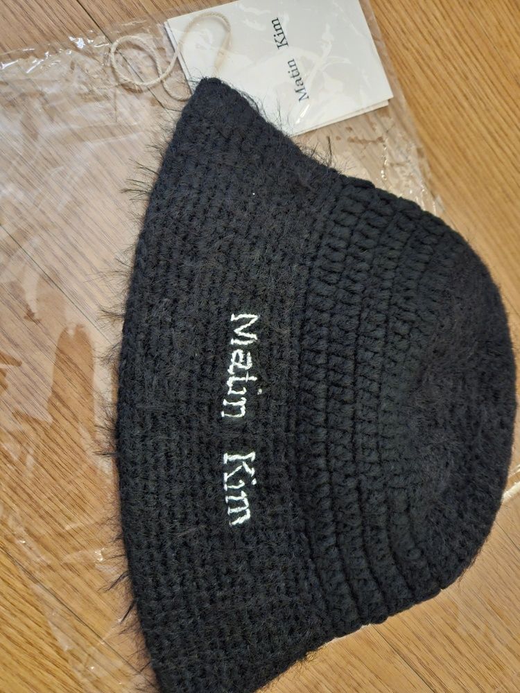 帽子 MATIN KIM LOGO HAIRY KNIT BUCKET HAT LOGO HAIRY KNIT BUCKET HAT IN BLACK - MATINKIM