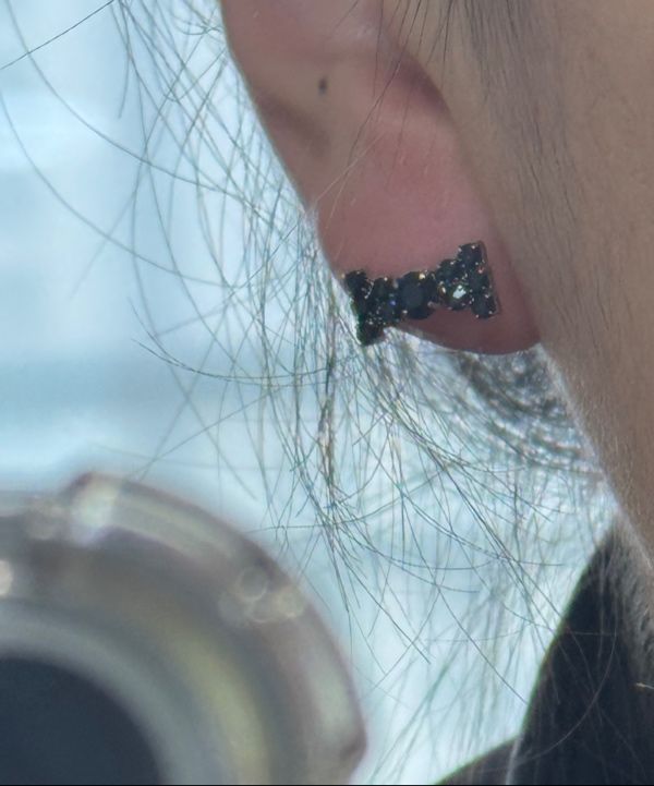 MUSINSA | LOVE ME MONSTER Minimal Cubic Ribbon Earrings
