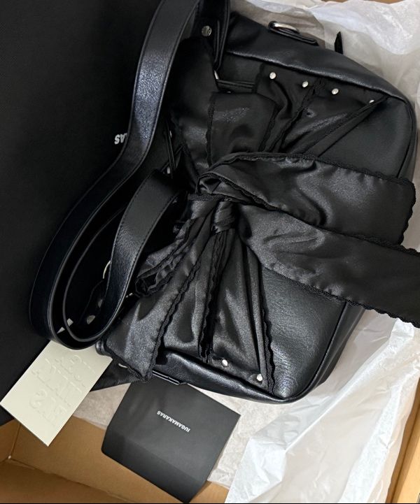 MUSINSA公式 | IUGAMAKARAS Laced Ribbon Leather Shoulder Bag (Black)